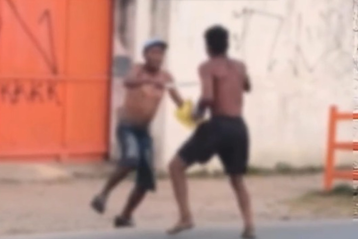 Homens brigando com faca em via pública em Olinda./Foto: Reprodução/Redes sociais