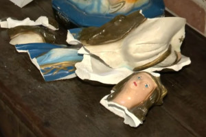 Mulher &eacute; presa ap&oacute;s tentar agredir padre e destruir imagem religiosa em Igreja no centro do Paulista
