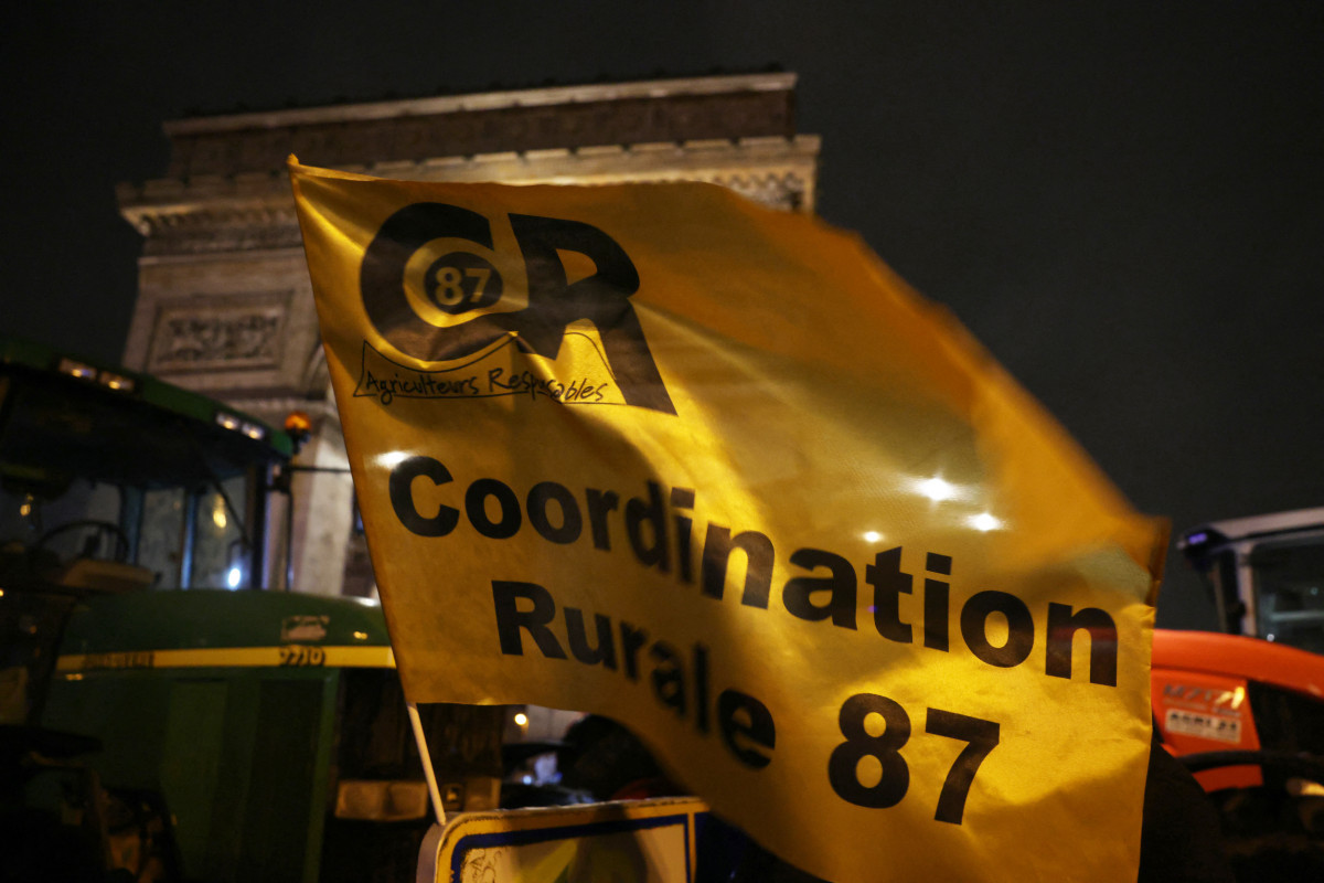 Bandeira do sindicato Coordination Rurale 87 em frente ao Arco do Triunfo durante protesto/ AFP