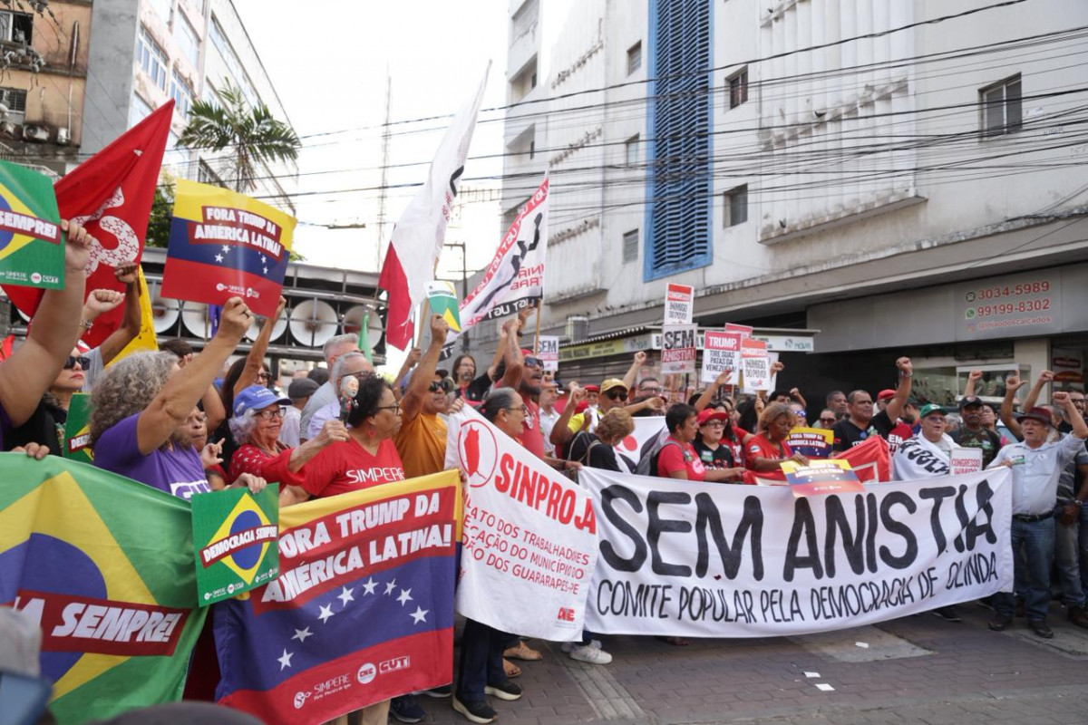 Protesto comecou na rua Sete de Setembro, no Centro do Recife/Crysli Viana/DP Foto