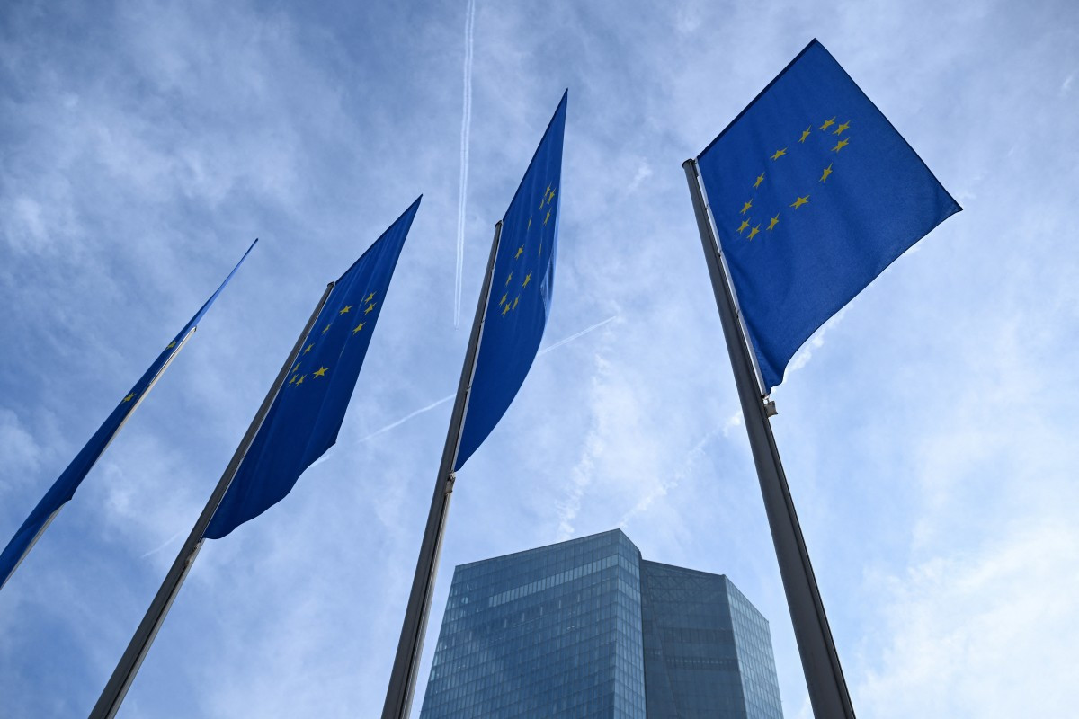 Bandeiras da União Europeia em frente ao Banco Central Europeu, na Alemanha/KIRILL KUDRYAVTSEV / AFP