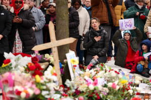 Pessoas se re&uacute;nem na rua onde Renee Nicole Good, de 37 anos, foi baleada e morta &agrave; queima-roupa em 7 de janeiro por um agente do Servi&ccedil;o de Imigra&ccedil;&atilde;o e Alf&acirc;ndega dos Estados Unidos (ICE, na sigla em ingl&ecirc;s), enquanto aparentemente tentava fugir de agentes que cercavam seu carro, em Minneapolis, Minnesota, em 8 de janeiro de 2026. Um agente do Servi&ccedil;o de Imigra&ccedil;&atilde;o e Alf&acirc;ndega dos Estados Unidos (ICE) atirou e matou uma mulher americana nas ruas de Minneapolis em 7 de janeiro, o que levou a enormes protestos e indigna&ccedil;&atilde;o de l&iacute;deres locais que rejeitaram as alega&ccedil;&otilde;es da Casa Branca de que ela era uma terrorista dom&eacute;stica. A mulher, identificada pela m&iacute;dia local como Renee Nicole Good, de 37 anos, foi atingida &agrave; queima-roupa enquanto aparentemente tentava fugir de agentes que cercavam seu carro, que, segundo eles, estava bloqueando a passagem. (Foto de CHARLY TRIBALLEAU / AFP)