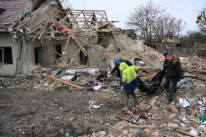 Pol&iacute;cia retira corpo ap&oacute;s ataque russo a Velyka Vilshanytsia, local a 50 km de Lviv, na Ucr&acirc;nia. 