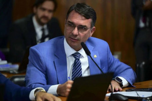 O senador Fl&aacute;vio Bolsonaro (PL-RJ) afirmou que vai atuar para derrubar o veto j&aacute; na primeira sess&atilde;o do Congresso ap&oacute;s o recesso.