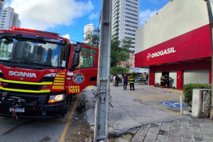  Inc&ecirc;ndio atinge farm&aacute;cia em Boa Viagem, na Zona Sul do Recife