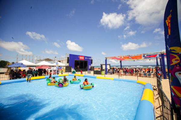 Abertura do Recife Pé na Areia 2026 na orla de Boa Viagem (Foto: Crysli Viana/DP Foto)