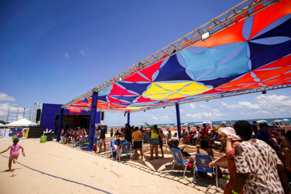 Abertura do Recife Pé na Areia 2026 na orla de Boa Viagem (Foto: Crysli Viana/DP Foto)
