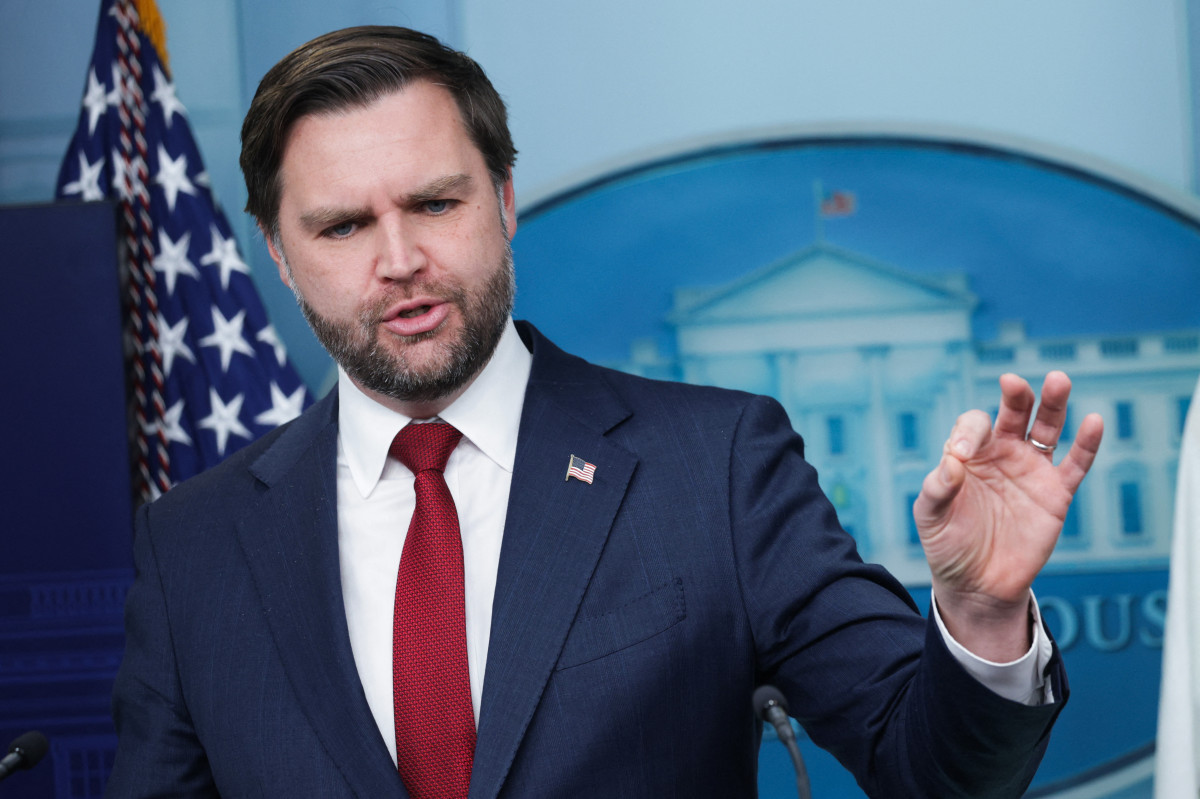 O vice-presidente dos EUA, JD Vance, discursa durante uma coletiva de imprensa na Sala de Imprensa James S. Brady da Casa Branca, em 8 de janeiro de 2026, em Washington, DC. Vance se juntou à secretária de imprensa da Casa Branca, Karoline Leavitt, para abordar diversos assuntos, incluindo o escândalo de fraude no sistema de assistência social em Minnesota e o assassinato de uma mulher por um agente do ICE durante um confronto em Minneapolis. Alex Wong/Getty Images/AFP (Foto de ALEX WONG / GETTY IMAGES NORTH AMERICA / Getty Images via AFP)/ Getty Images via AFP