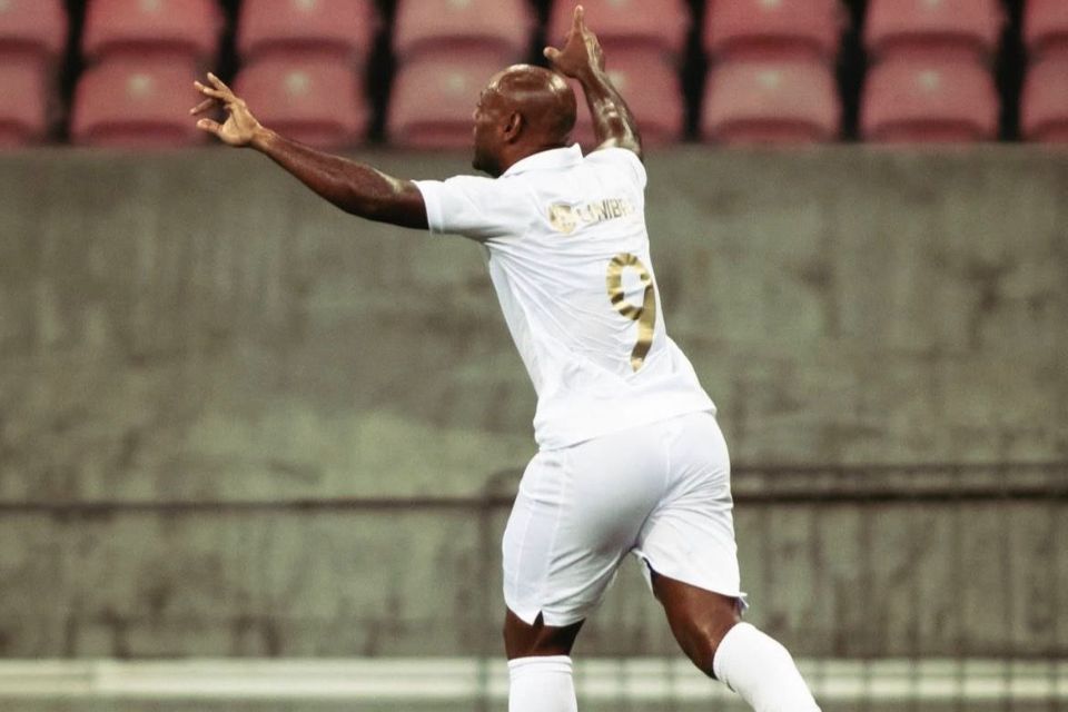 Vagner Love, centroavante do Retrô/Savyo Miguel/Retrô FC