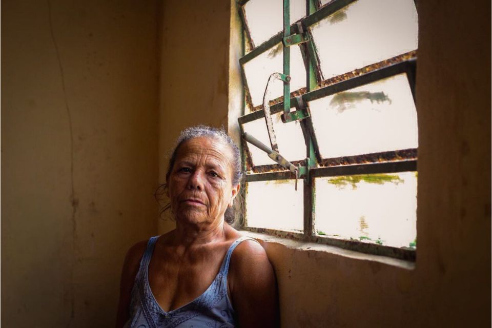 Hipertensa, Sofia Alves da silva teme passar mal com o calor no interior de sua casa/Crysli Viana/DP Foto