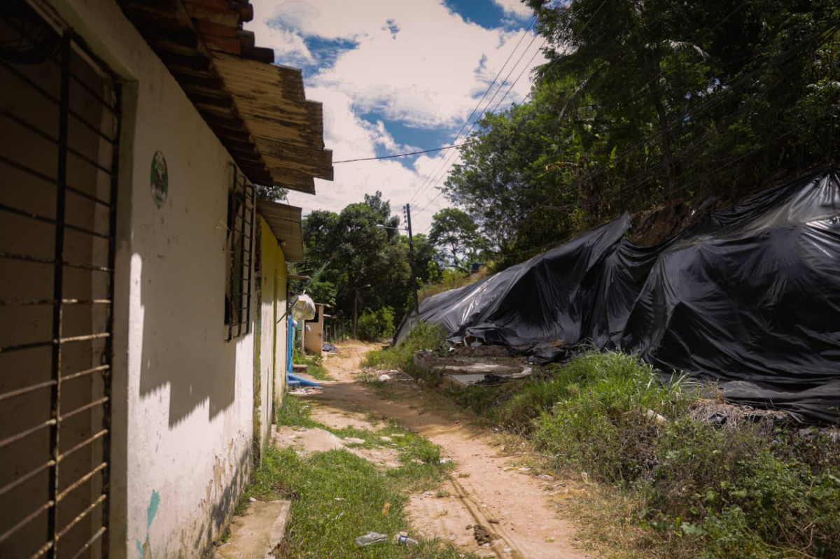Moradores reclamam de calor excessivo em Pantanal I, Paulista (Crysli Viana/DP Foto )