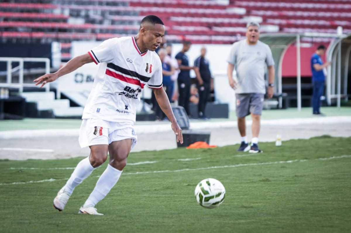 Robinho, atacante do Santa Cruz/Sandy James/DP Foto