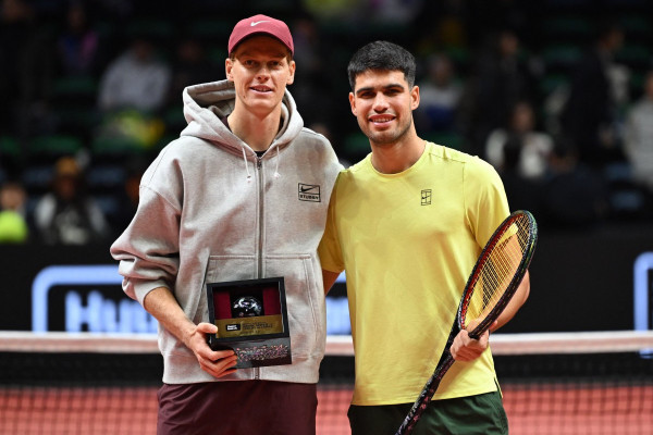 Tenistas Carlos Alcaraz e Jannik Sinner