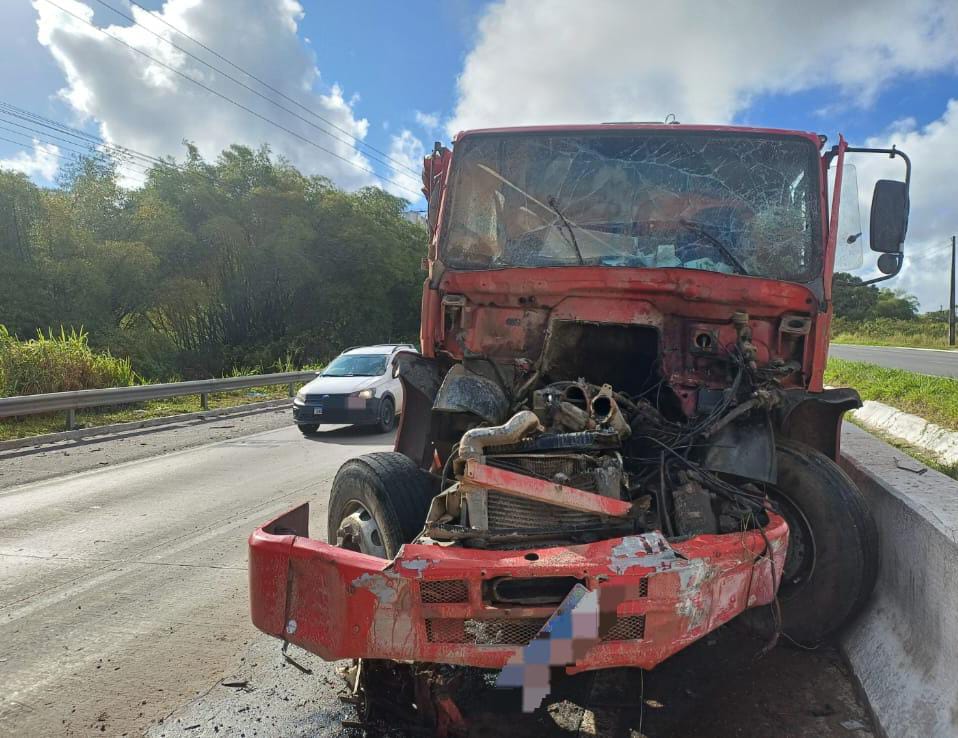 Acidente na BR 101 envolvendo dois caminhões/Foto: Divulgação/PRF