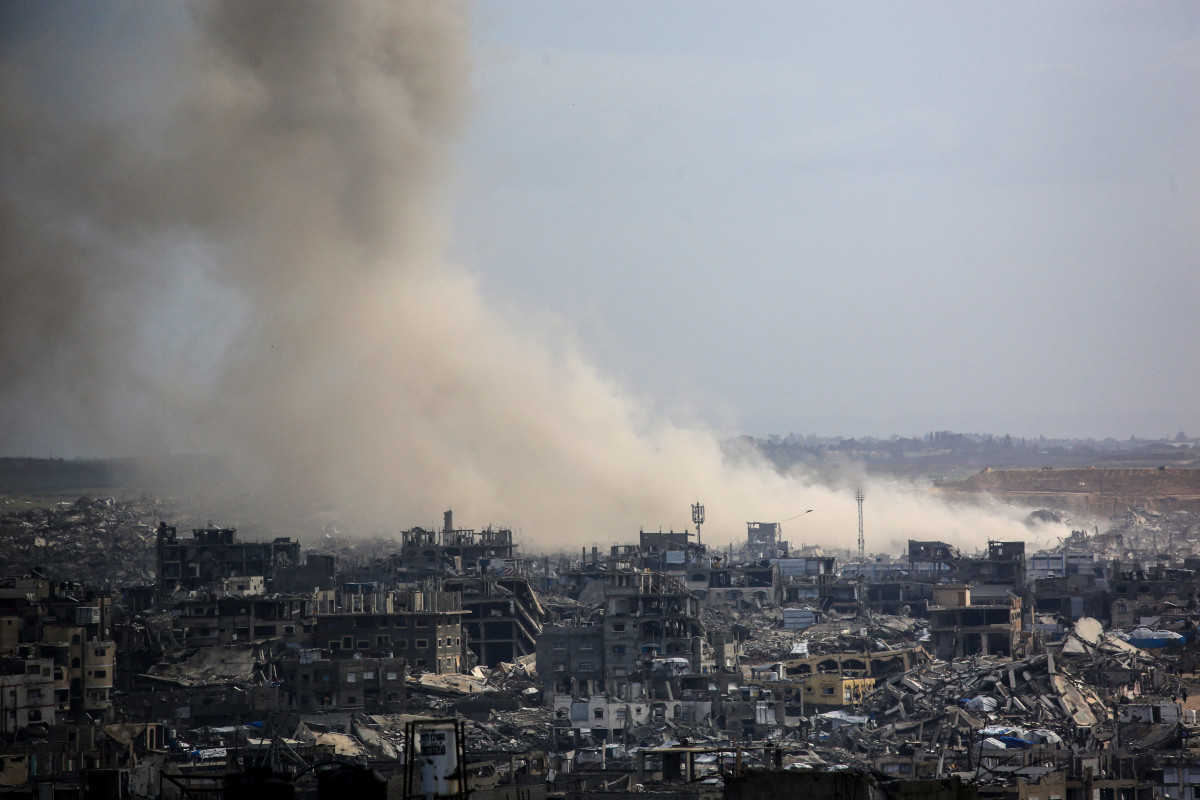  Plumes of smoke rise after the Israeli army carried out house demolitions east of Jabalia, in the northern Palestinian Gaza Strip, on January 10, 2026. The majority of Gaza's 2.4 million people have been displaced, often multiple times, by the war that began with Hamas's attack on southern Israel on October 7, 2023. With displaced families living in tented camps, a serious concerns has been raised over their living conditions. (Photo by Bashar TALEB / AFP)/ AFP