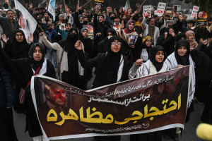 Shiite Muslims shout slogans during an anti-US protest in solidarity with Iran in Lahore on January 11, 2026. President Donald Trump said on January 10 that the United States is "ready to help" as protesters in Iran faced an intensifying crackdown by authorities of the Islamic republic. At least 192 protesters have been killed in Iran's  biggest movement against the Islamic republic in more than three years, a rights group said on January 11, as warnings grew that authorities were committing a "massacre" to quell the demonstrations. (Photo by Arif ALI / AFP)