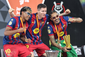 Raphinha faz dois, Barcelona supera o Real e conquista a Supercopa da Espanha pela 16&ordf; vez