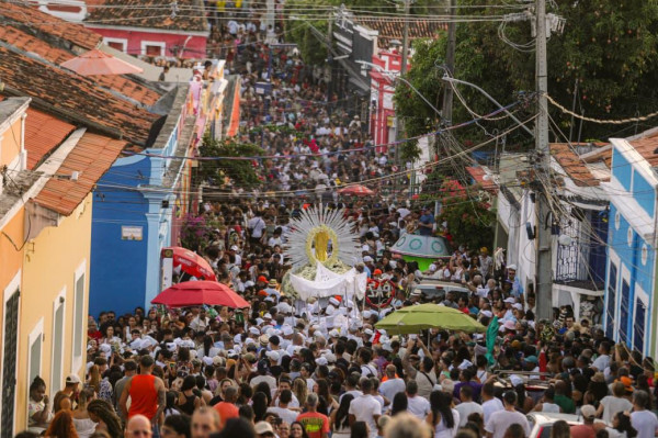 Cerca de 10 mil pessoas estiveram presentes na celebração