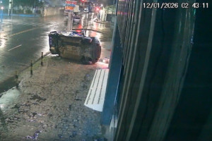 Imagens registram momento do sinistro entre carro e viatura