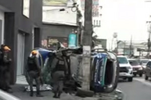 Acidente de tr&acirc;nsito envolvendo uma viatura da PM deixa uma policial morte e outro ferido, no Recife
