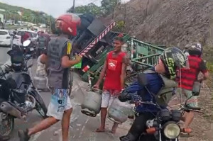 Grupo saqueia carga de g&aacute;s de cozinha no Recife.