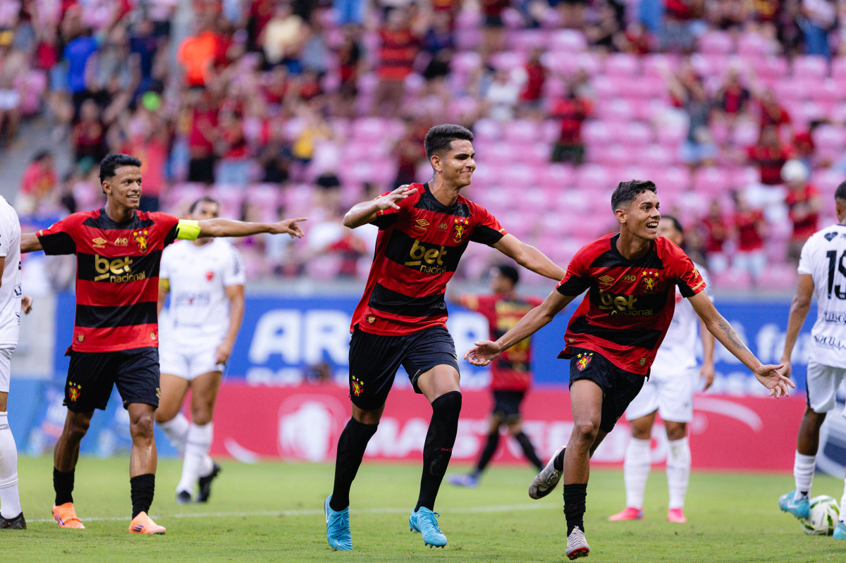 O meio-campista Dedé, o zagueiro Felype Gabriel e o lateral-esquerdo Rafinha, jogadores do sub-20 do Sport/Paulo Paiva/Sport Recife