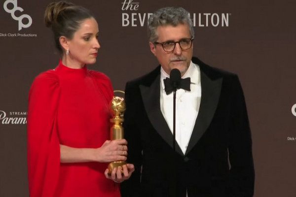 Diretor Pernambucano Kleber Mendonça Filho e Emilie Lesclaux, sua esposa, no Globo de Ouro (Foto: Reprodução)