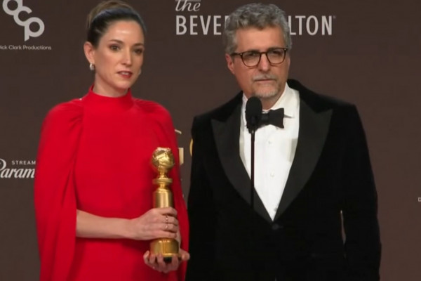 Diretor Pernambucano Kleber Mendonça Filho e Emilie Lesclaux, sua esposa, no Globo de Ouro (Foto: Reprodução)