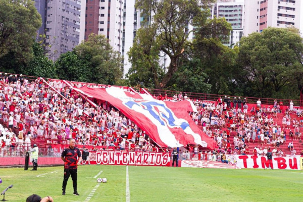 Torcida do N&aacute;utico nos Aflitos
