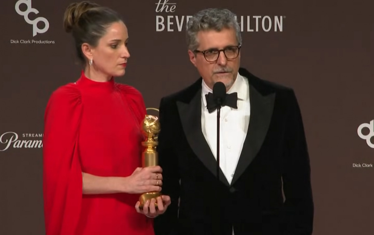 Diretor Pernambucano Kleber Mendonça Filho e Emilie Lesclaux, sua esposa, no Globo de Ouro/Foto: Reprodução