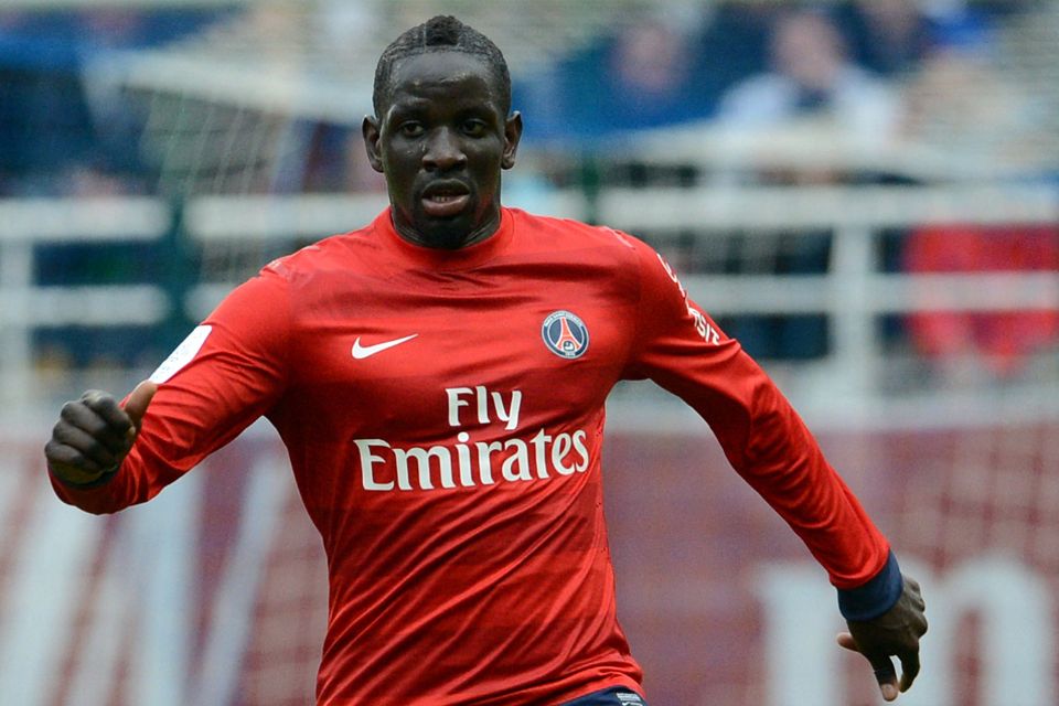 Zagueiro francês Mamadou Sakho em ação na passagem pelo Paris Saint-Germain/FRANCK FIFE / AFP