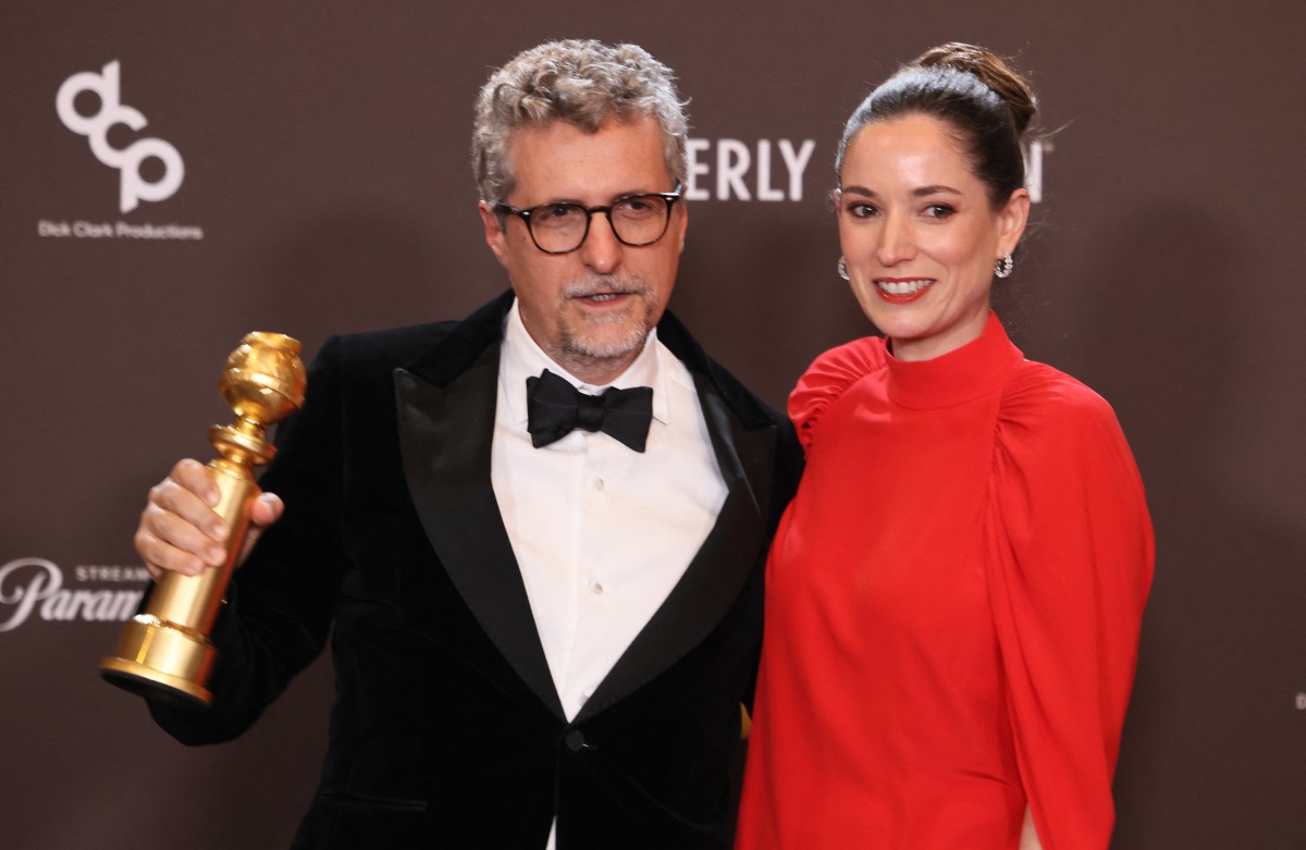 Kleber Mendonca Filho e Emilie Lesclaux no Globo de Ouro/Foto por ETIENNE LAURENT / AFP