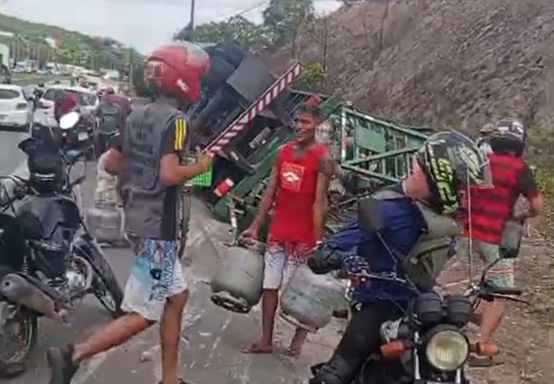 Grupo saqueia carga de gás de cozinha no Recife./Foto: Reprodução