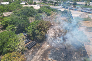 Inc&ecirc;ndio atinge &aacute;rea de vegeta&ccedil;&atilde;o de dep&oacute;sito da Esta&ccedil;&atilde;o de Tratamento de Esgoto em Olinda