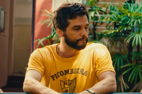 Wagner Moura em cena de O Agente Secreto