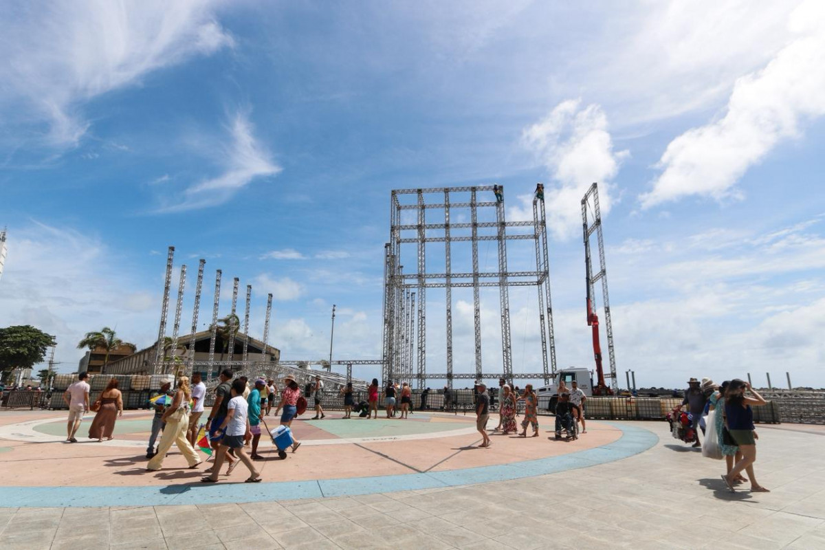 Palco do Carnaval 2026 está sendo montado no Marco Zero do Recife /Marina Torres/DP 