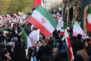 Iranianos acenam com bandeiras nacionais durante os funerais de membros das for&ccedil;as de seguran&ccedil;a mortos em protestos recentes em Teer&atilde;, em 14 de janeiro de 2026. Uma cerim&ocirc;nia f&uacute;nebre come&ccedil;ou em Teer&atilde; em 14 de janeiro de 2026 para mais de 100 membros das for&ccedil;as de seguran&ccedil;a e outros "m&aacute;rtires" mortos na onda de protestos que abalou a rep&uacute;blica isl&acirc;mica, disse a televis&atilde;o estatal. (Foto de ATTA KENARE / AFP)
