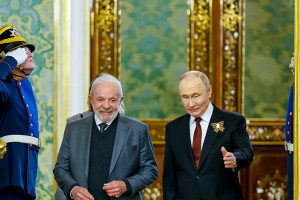 Os presidentes do Brasil, Luiz In&aacute;cio Lula da Silva (&agrave; esq.), e o da R&uacute;ssia, Vladimir Putin (&agrave; dir.)