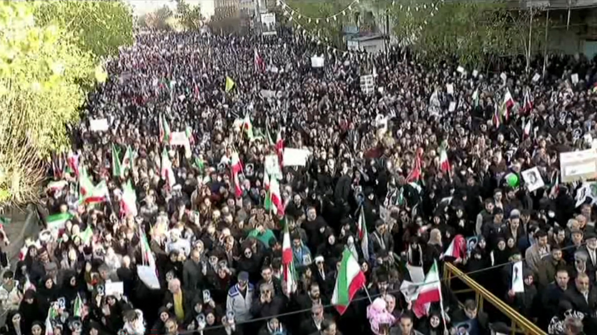 Em resposta aos protestos, que já se estendem a todo o país, as autoridades do Irã têm respondido com força letal perante a população/Foto: Iran Press
