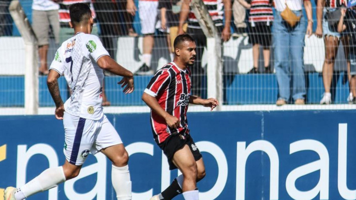 Rodrigues, lateral do Santa Cruz/Evelyn Victoria/SCFC