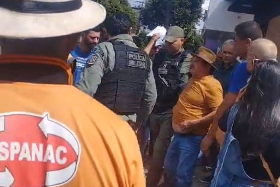 Cliente é preso após esfaquear funcionário de loja da TIM em Carpina
/Reprodução/Redes Sociais