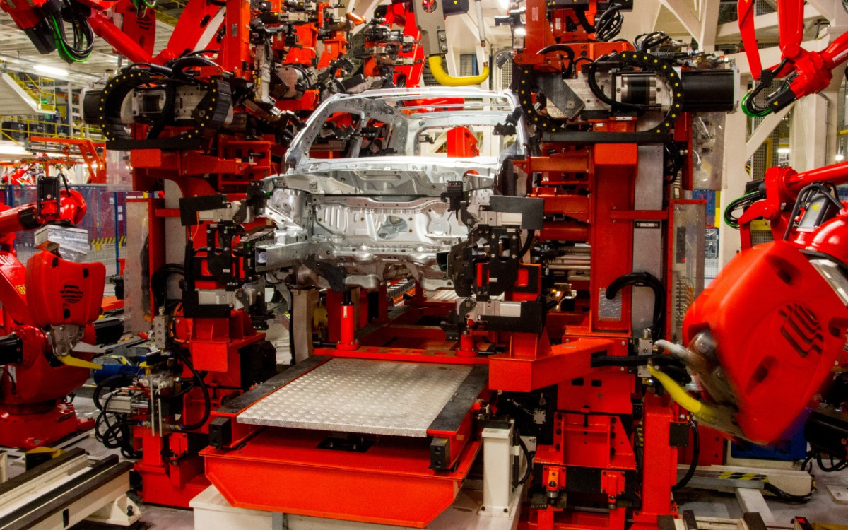 Segundo o levantamento, o setor automotivo e elétrico puxou o resultado no mês/Foto: Stellantis/Divulgação