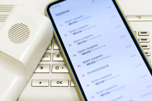 Celular com chamadas de de spam ou fraude
