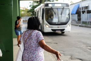 Passageiros aguardam &ocirc;nibus no Cais Santa Rita