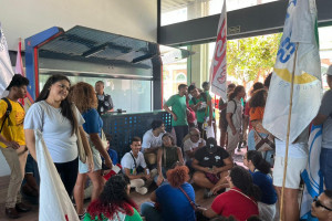 Manifestantes ocuparam sede do Grande Recife 