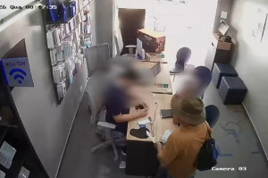 Idoso d&aacute; facada em funcion&aacute;rio de loja de celular, ap&oacute;s reclamar de contas