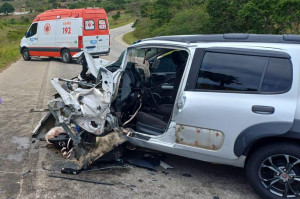 Pai , filho e outro homem morrem em acidente entre dois carros em BR e duas pessoas ficam feridas 
