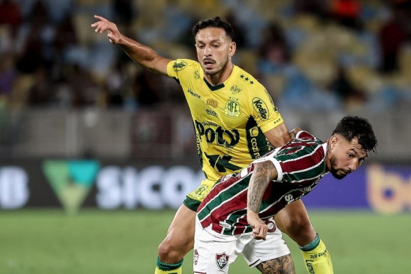 Meio-campista Yago Felipe em ação pelo Mirassol contra o Fluminense