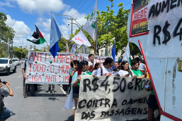 Manifestantes levaram faxas para criticar possível aumento de passagens de ônibus 