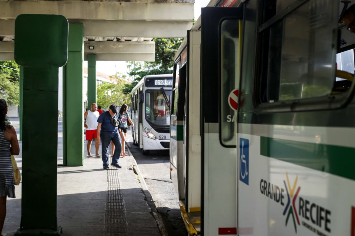 Ônibus no Cais Santa Rita, no Recife/Foto: Crysli Viana/DP Foto